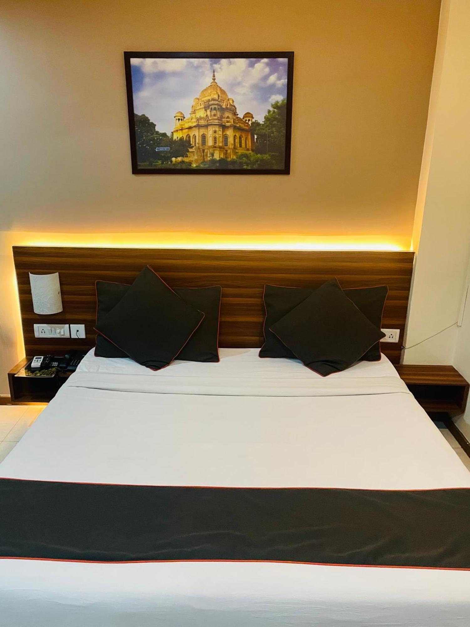 The Royal Presidency Inn Lucknow Exterior foto